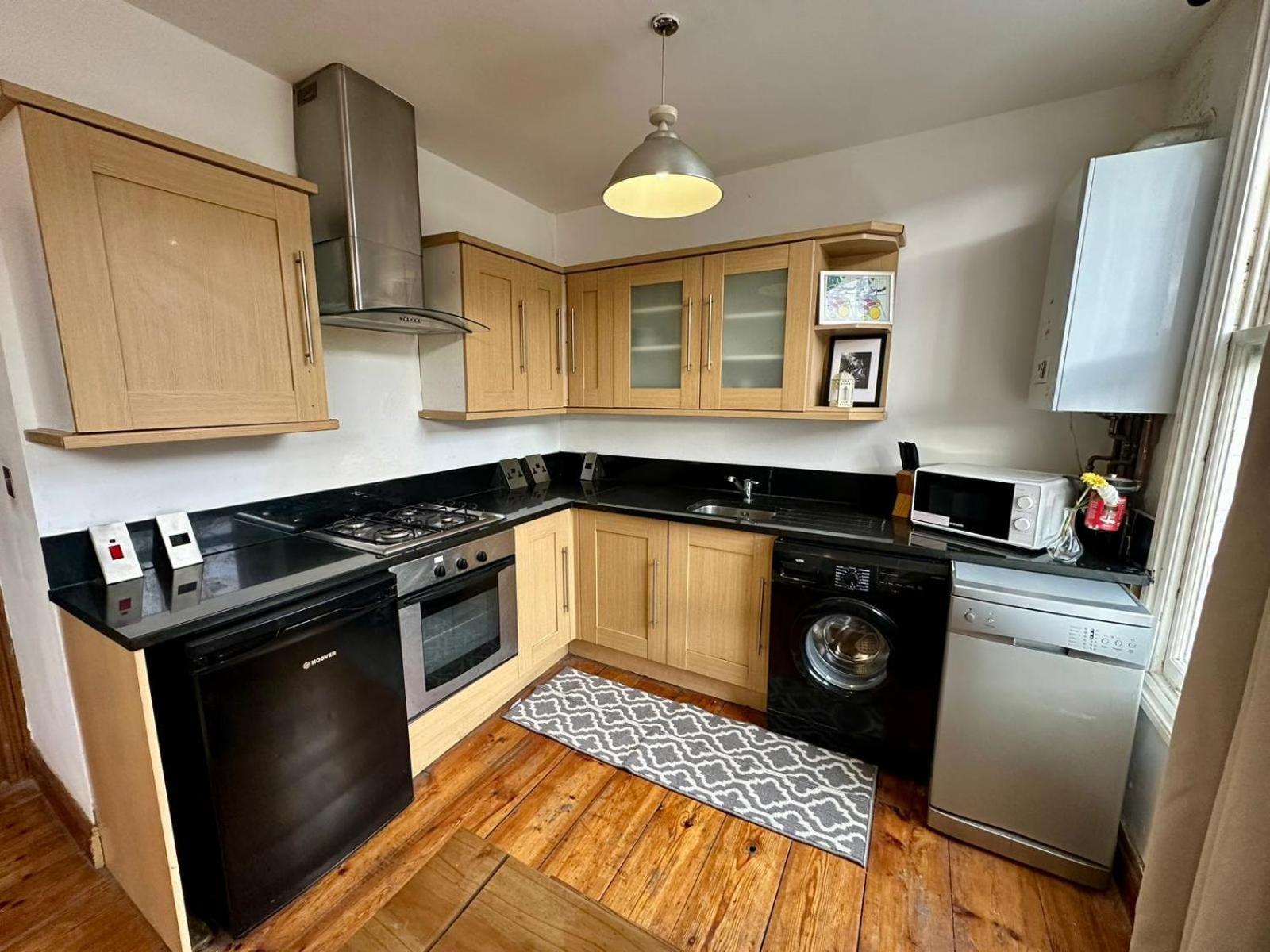 Lovely 1 Bed Apartment 2 Min To Station Londra Esterno foto