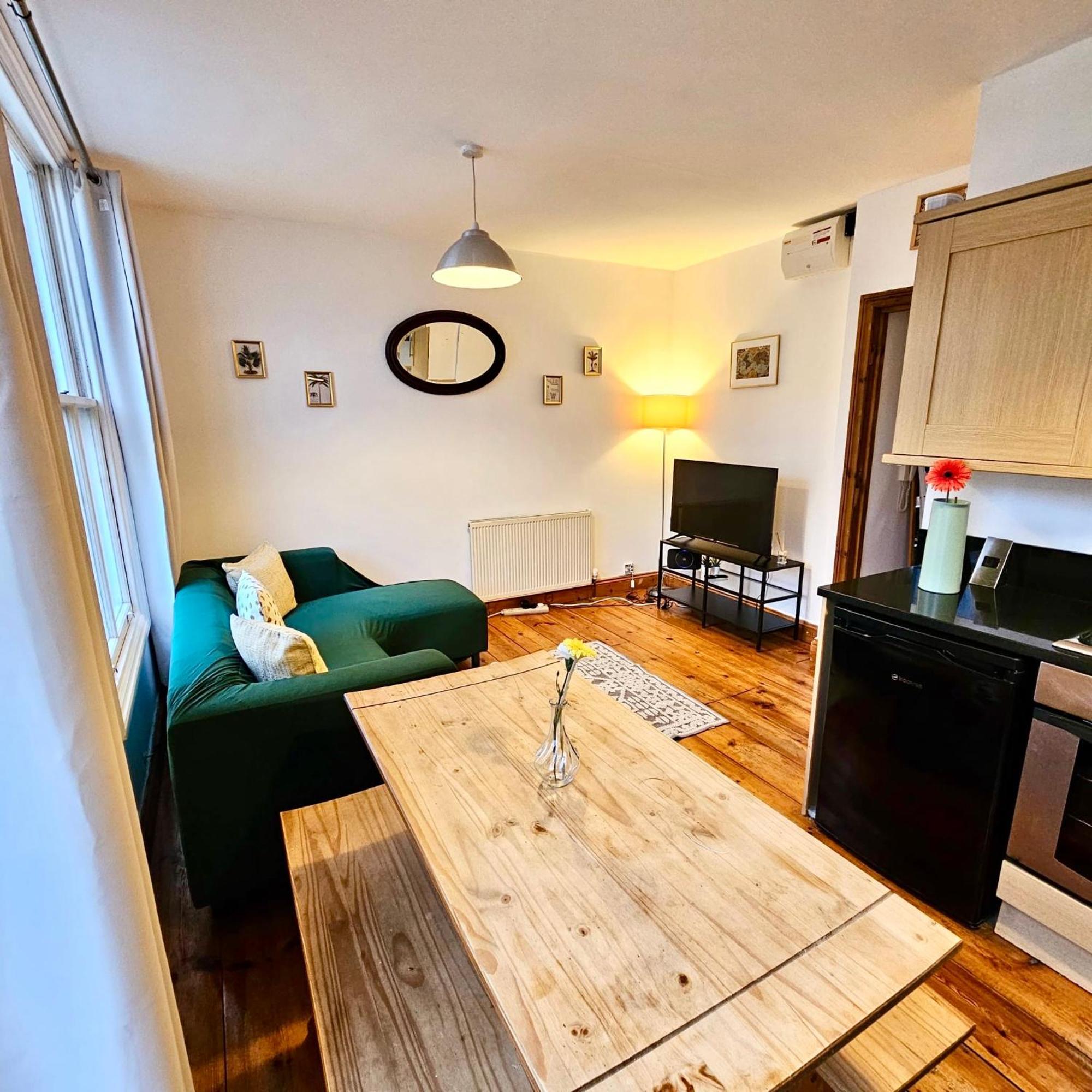Lovely 1 Bed Apartment 2 Min To Station Londra Esterno foto