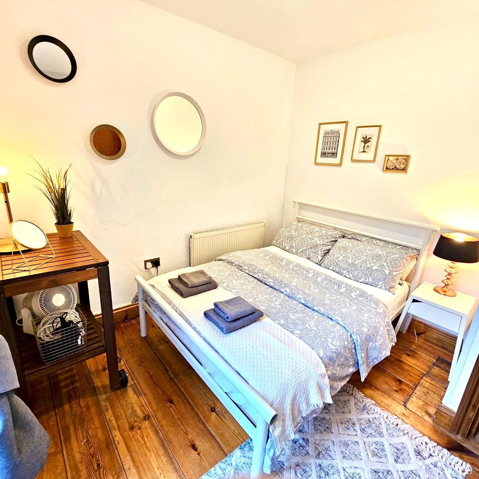 Lovely 1 Bed Apartment 2 Min To Station Londra Esterno foto